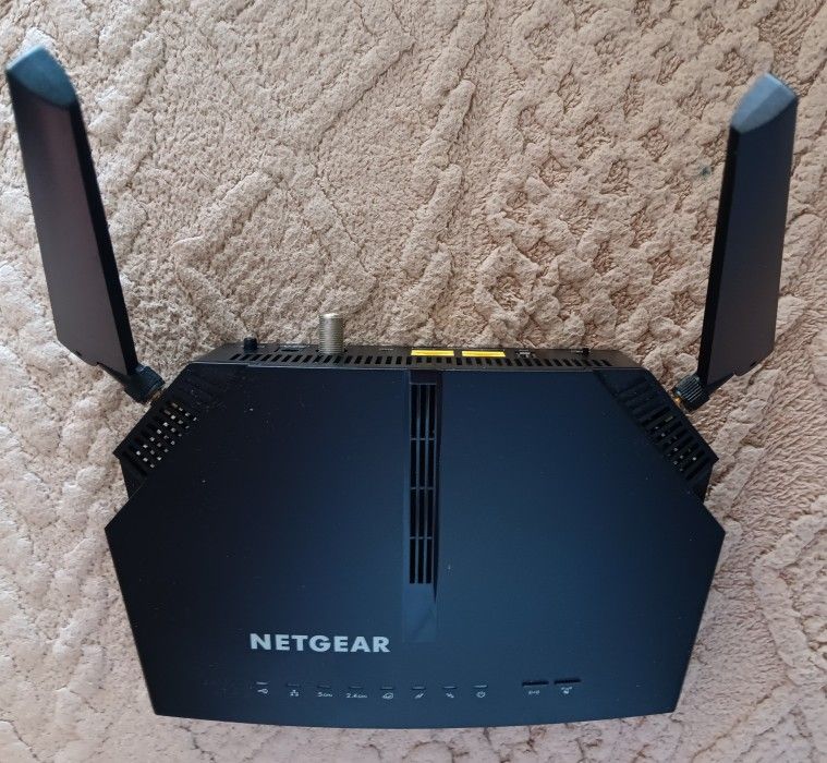 NetGear WiFi Cable Modem Router C6220