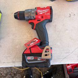 Milwaukee M18 FUEL Hammer Drill/Driver with XC5.0 Battery