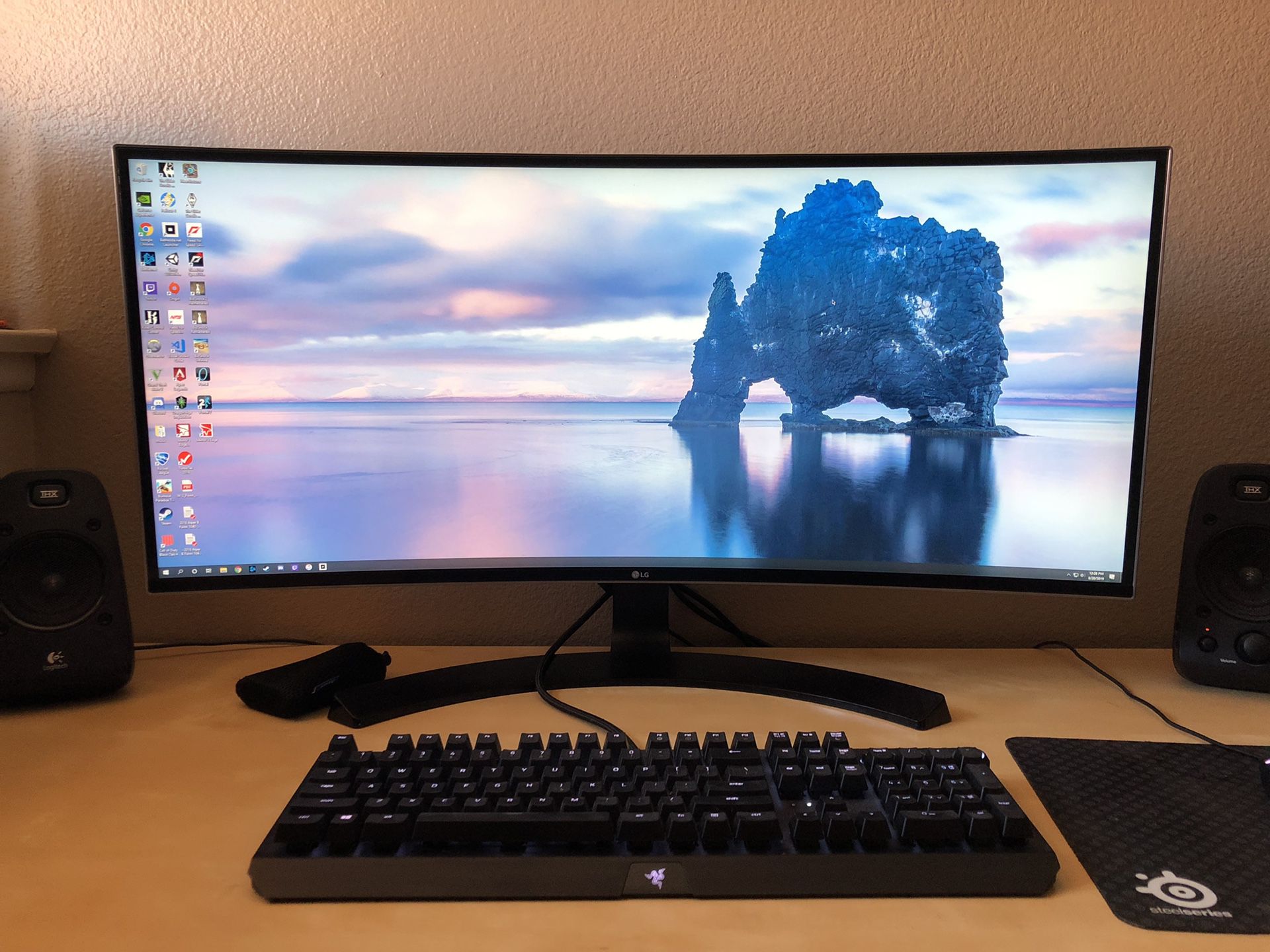 LG 34UC88 34 inch ultra wide curved monitor.