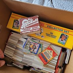 tons of old baseball cards 