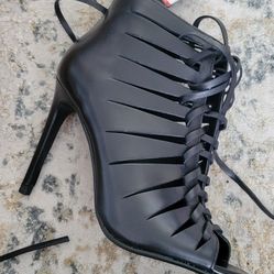 New In Box ZARA Woman's Leather Shoes, Heels, Blach Sze 6, 36