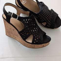 SO brand black woven wedge sandals