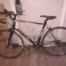 2014 Giant Defy 3 Road Bike – Large Frame, Shimano Sora 18-Speed, Excellent Condition