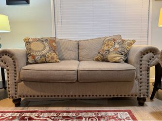 Five-seater sofa set with 4 cushions