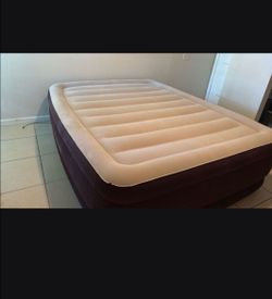 Queen size inflatable bed