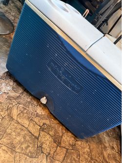 Rubbermaid Blue Wheeled Cooler With Drain