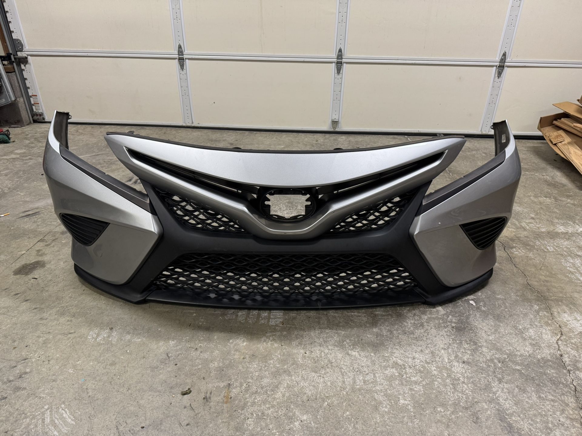 front end toyota camry 2018 silver (perfect condition!)