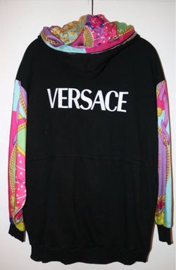 VERSACE HOODIE HAS BEEN WORN 2 TIMES 100% AUTHENTIC HODDIE IS A SIZE 40