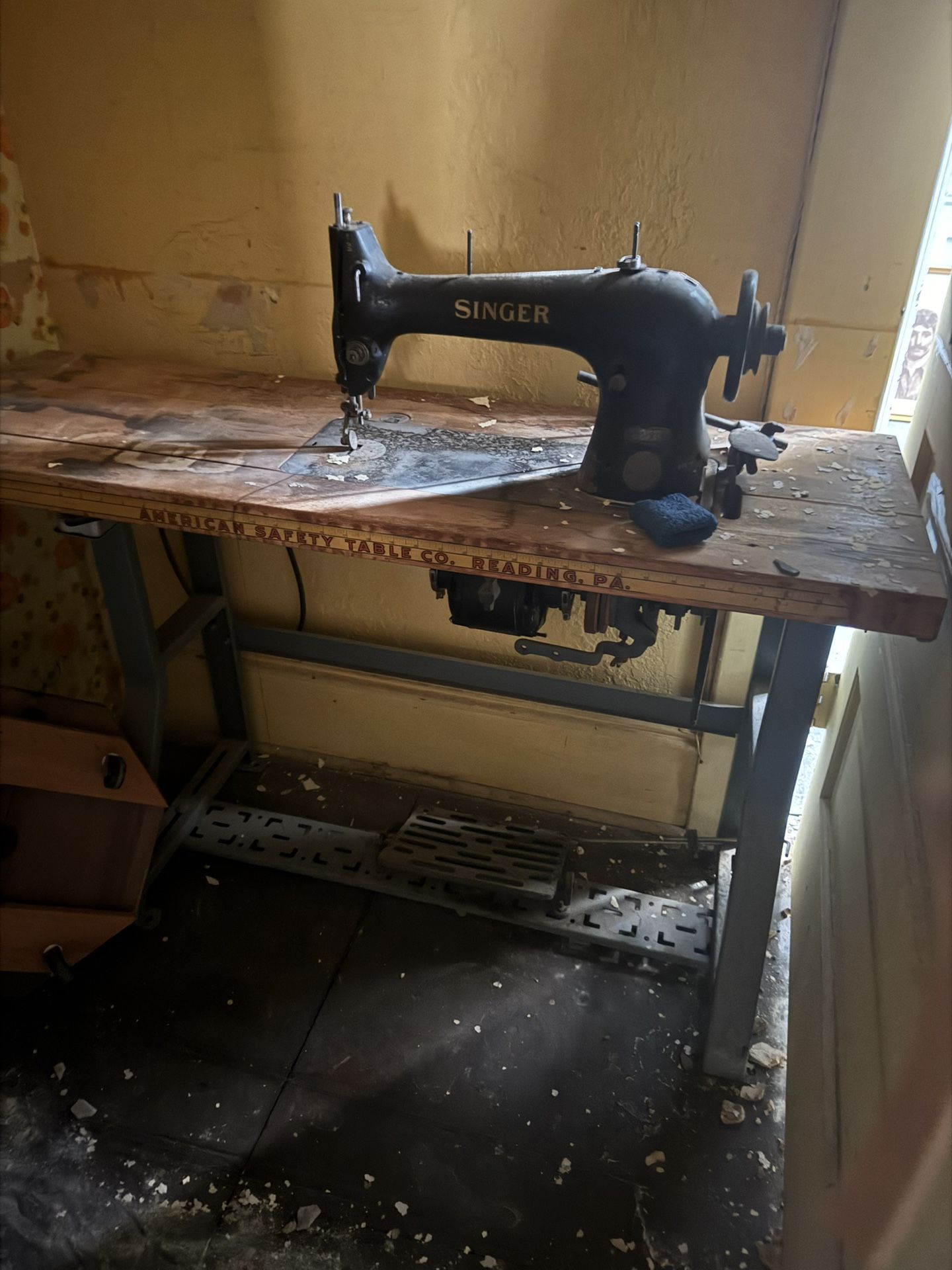 Antique Singer Sewing Machine 
