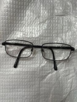Modern Optical matte black square eyeglass frame / Eyeglasses Frame (55-17-140) We are selling a pair of eyeglass frames from the Modern Optical bran