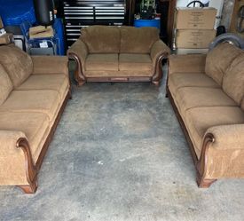 Beautiful 3-Piece Living Room Set – Steam Cleaned!