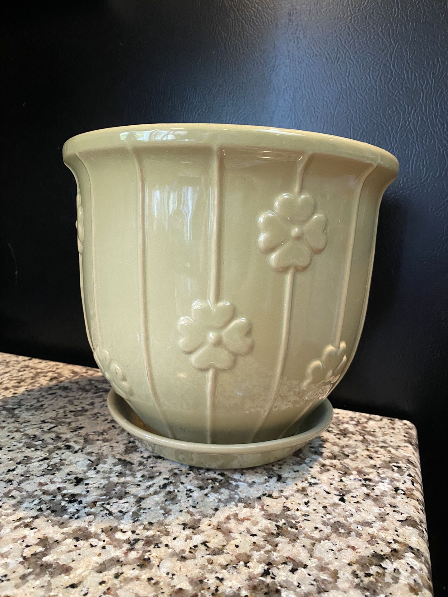 Planter pot with decorative flower design