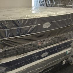 King PLUSH MATTRESS MATTRESS AND BOX SPRING 