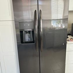 Frigidaire Side-by-Side Stainless Steel Refrigerator – Water & Ice Dispenser