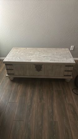 Coffee table with lifting top.