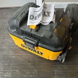 DEWALT DXV04T Portable 4 Gallon Wet/Dry Vacuum, Yellow
