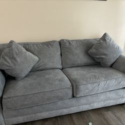 Jordan‘S Furniture Couch