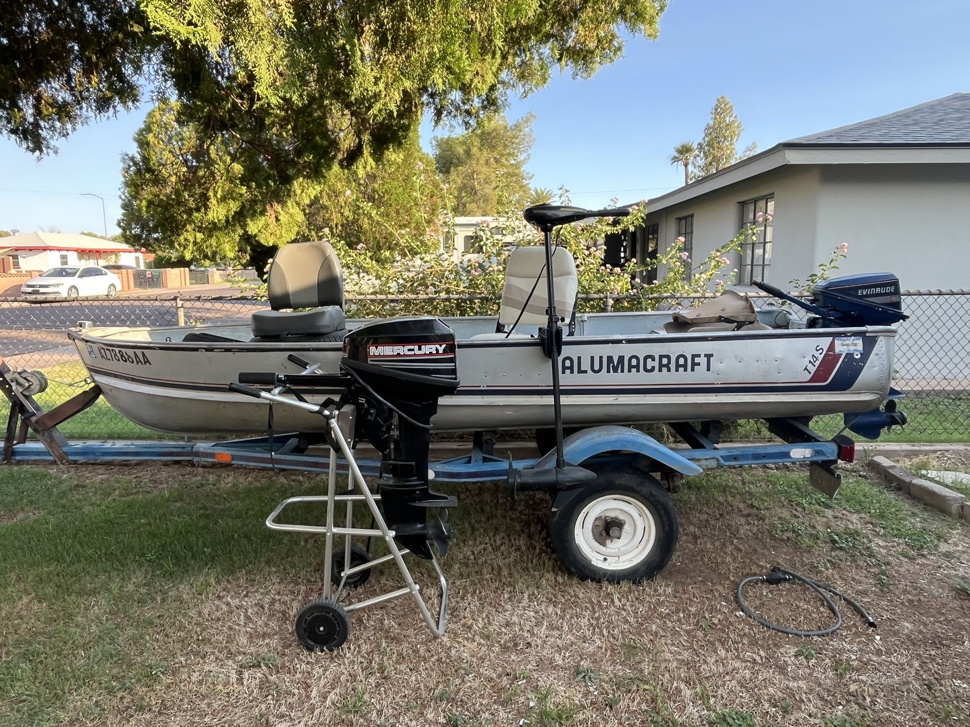 14’ Alumacraft Fishing Boat Package – 2 Motors, Trolling Motor, Garmin fish finder, Trailer – $3,200