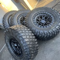 Vendo Rines Nuevos 17x9 De Ancho De 6-139.7 Con Llantas 35/12.50/R17 Por $1000