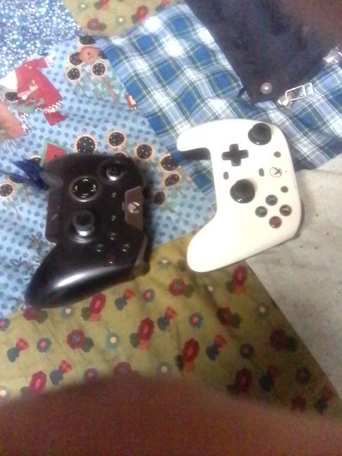 2 X Box Wireless Controllers