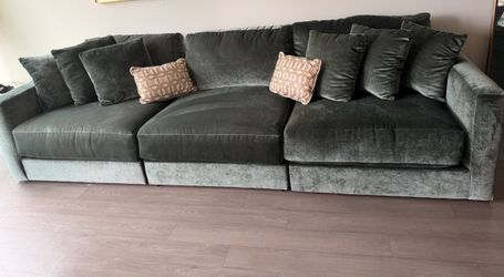 SAFE GREEN COUCH ONLY HAD 3 months$850