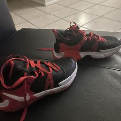Nike black and white tennis shoes