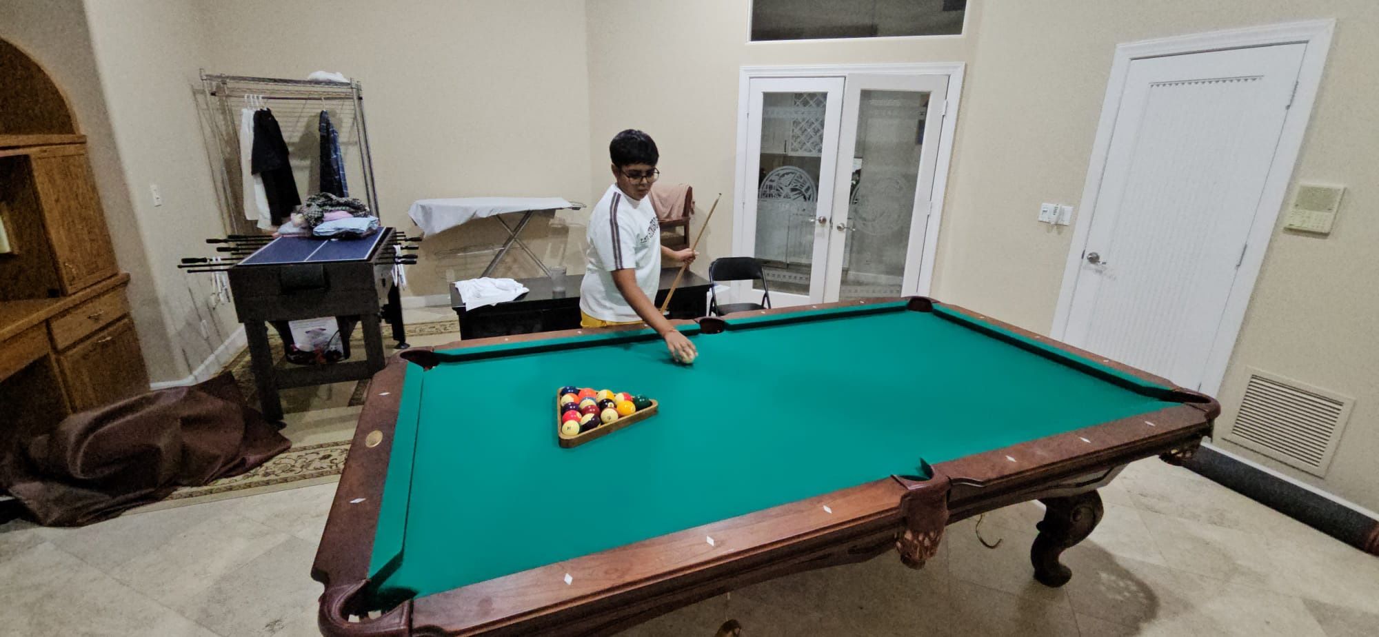 8 Foot CONNELY POOL TABLE With Que Stand And 2-Chairs