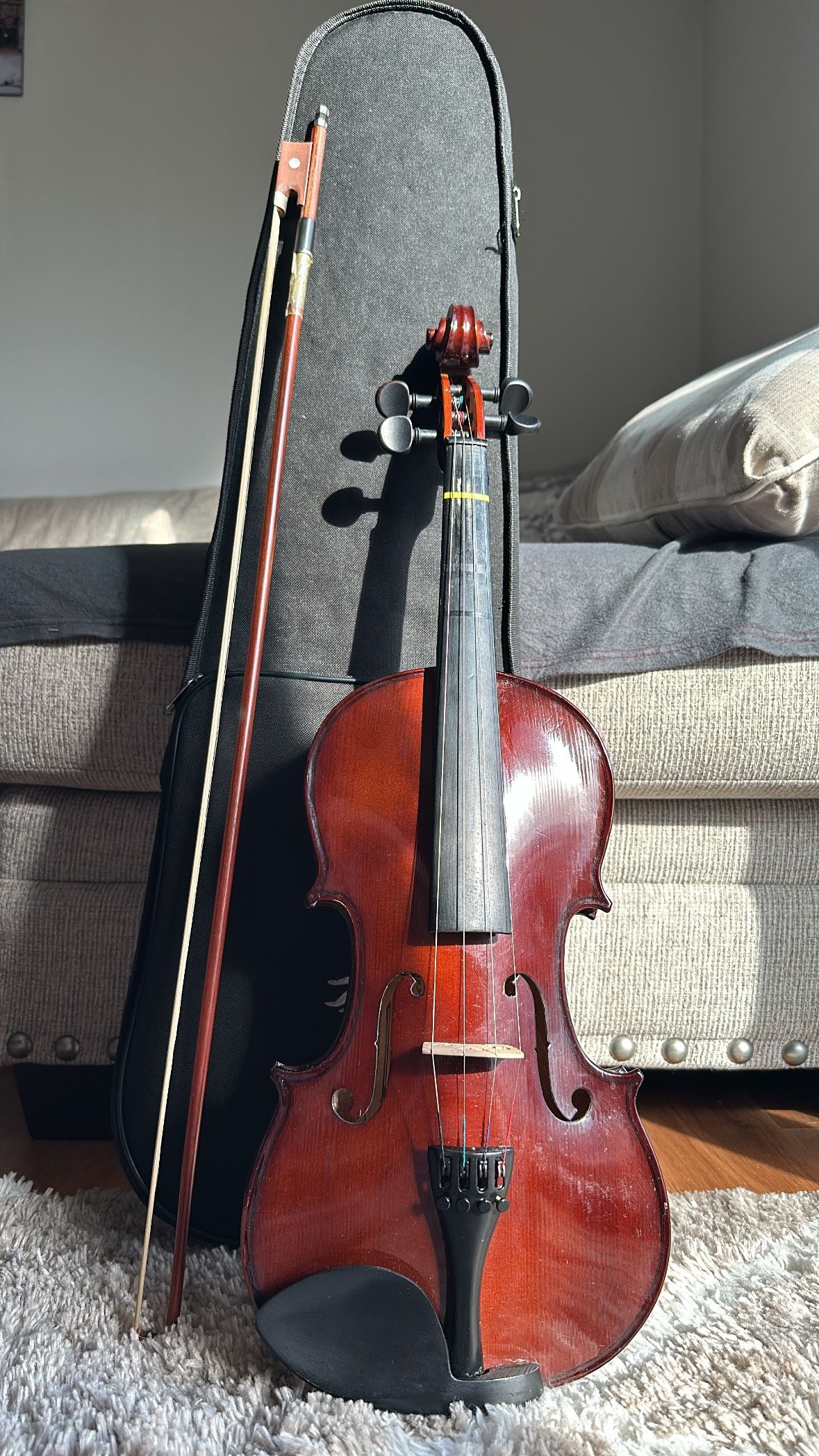 4/4 Violin with Bow, Rosin, and Case - Like New!