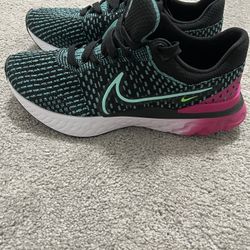 Women's Nikes 8.5