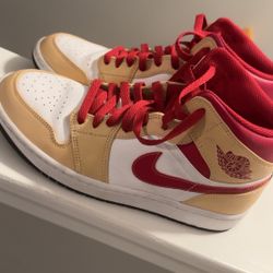 jordan 1 mid Light curry cardinal 