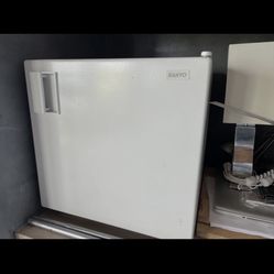 Sanyo 1.6 cu feet mini fridge 