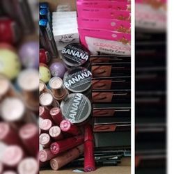 NEW NUEVO MAQUILLAJE 💄 Makeup Kleancolor $5 Each $5 Cada Uno. 

Labiales, y mucho más! 

Cotton Puffs, Adhesive, Banana Loose Powder/Setting Powder, 