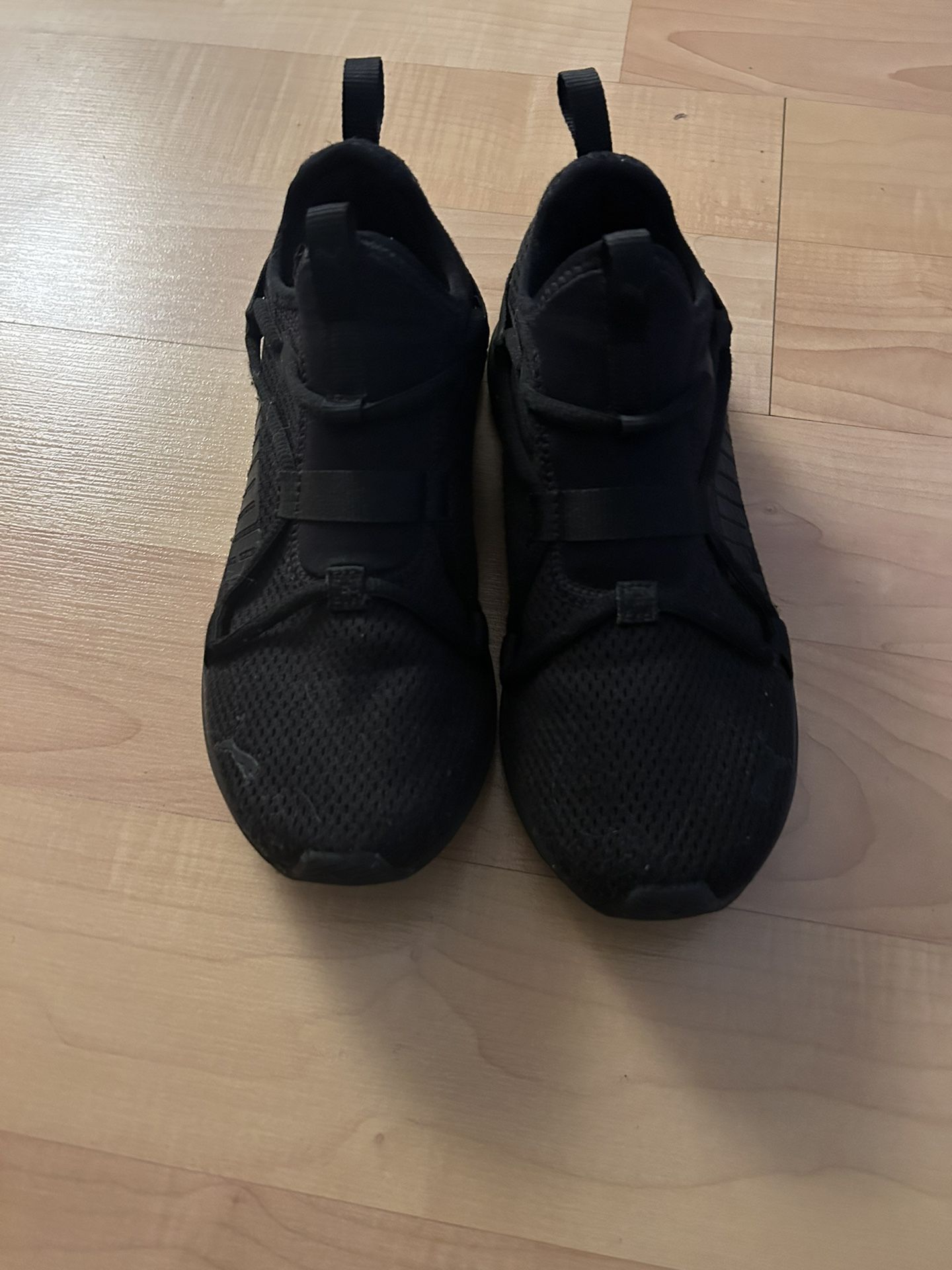 Women Black Puma Sneakers 6.5