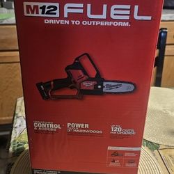 MILWAUKEE M12V FUEL BRUSHLESS HATCHET-6 " PRUNING SAW KIT BATTERY XC4.0 Y CHARGER BRAND NEW 