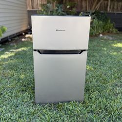 Hisense Mini Fridge w/ Freezer – Compact & Clean (Great Condition)