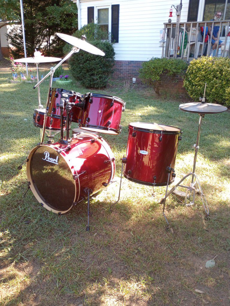 Pearl Forum Drum Set