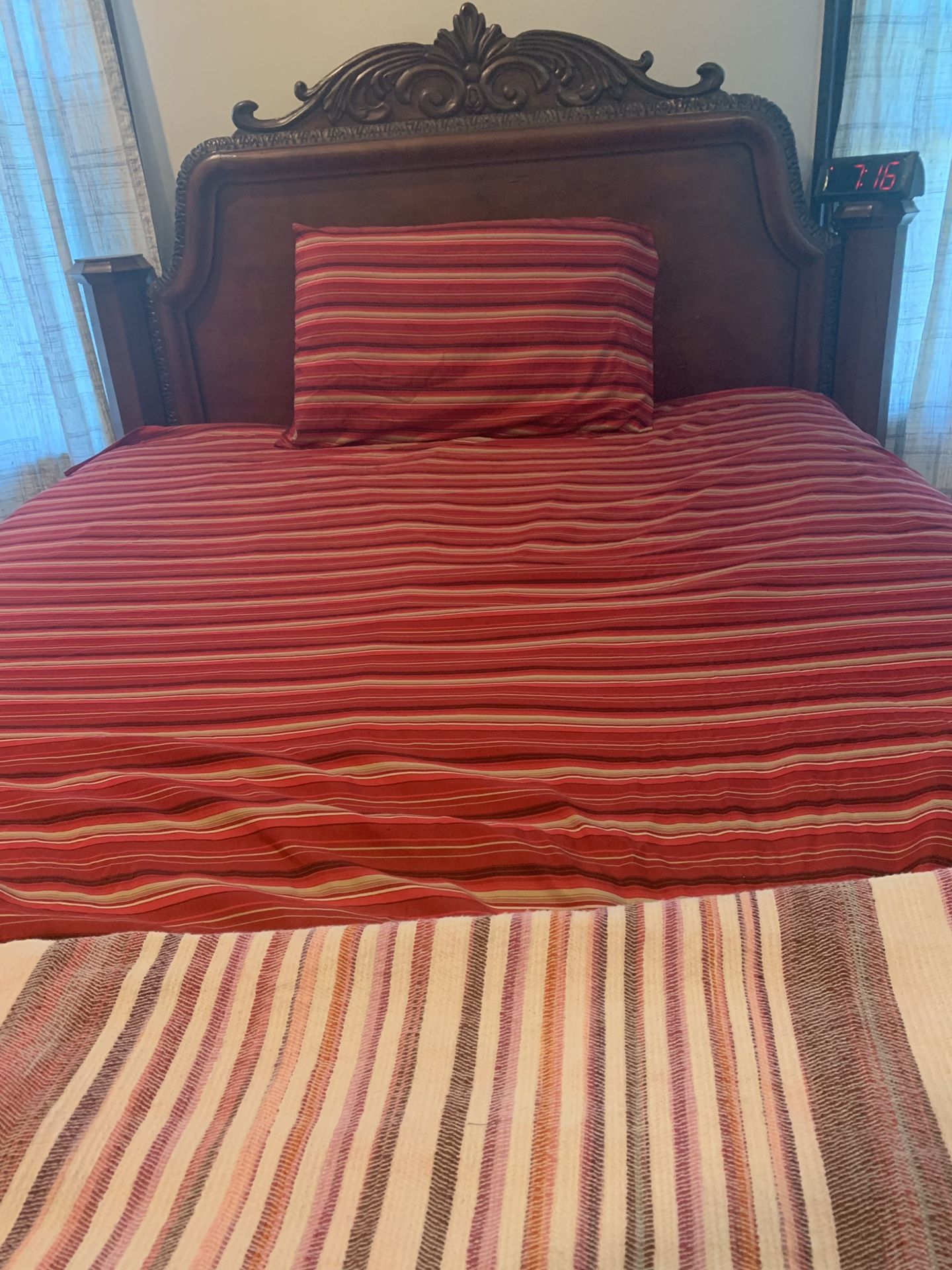 Queen size bed frame. Very good condition, only needs one slat.