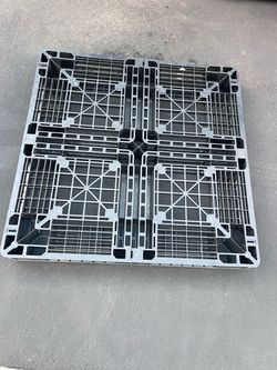 43x43x5 Black Plastic Pallets (Good Condition)