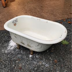 Antique Claw Foot Tub. 4 Foot Called A 3/4 Tub From 20’s Or 30’s