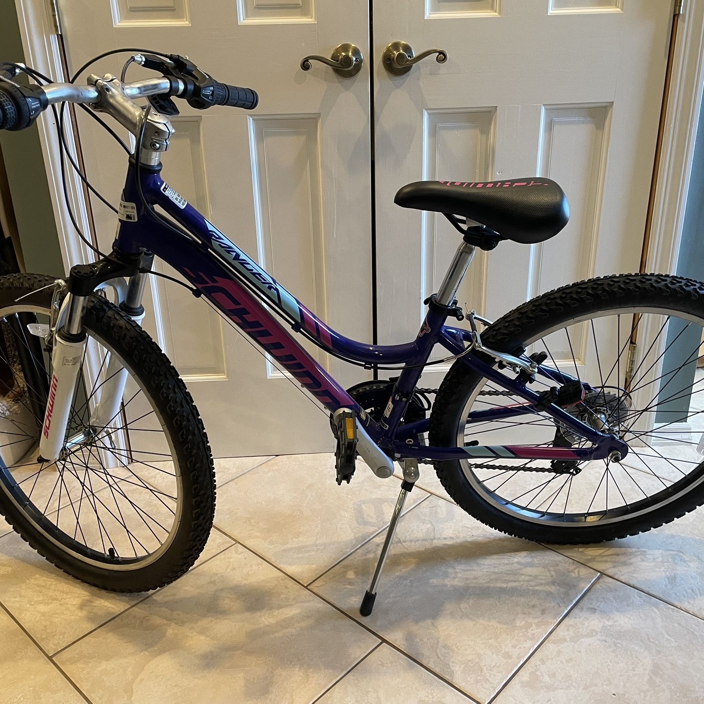 NEW Schwinn deals Ranger 24” Girls Mountain Bike Bicycle Pink White Purple