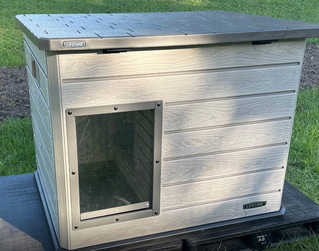 Lifetime Deluxe Dog House