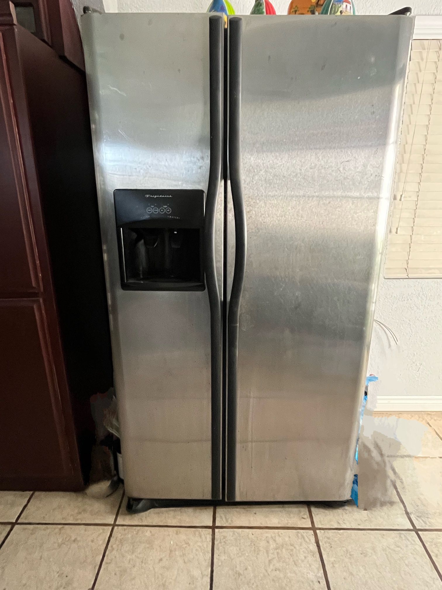 Refrigerator Fridgidaire , Working, Works  Good,  Sometimes Has A Noise,but Noise Do Not Interrupted The Good Working 