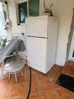 Refrigerator & Freezer Combo / Refrigerador con Congelador