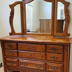 King Bedroom Set, hidden compartments in night stands