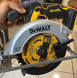 Dewalt skillsaw with 1 battery and charger $100