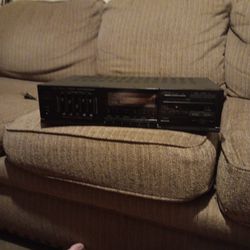 FISHER AM/FM STEREO RECIEVER ( RS-881)