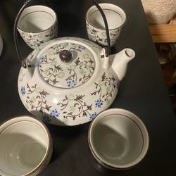 Nice Tea Pot With 4 Small Cups Pier 1
