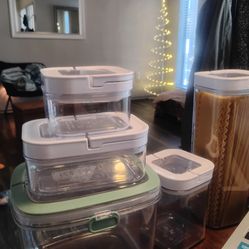 All sizes of tuberware