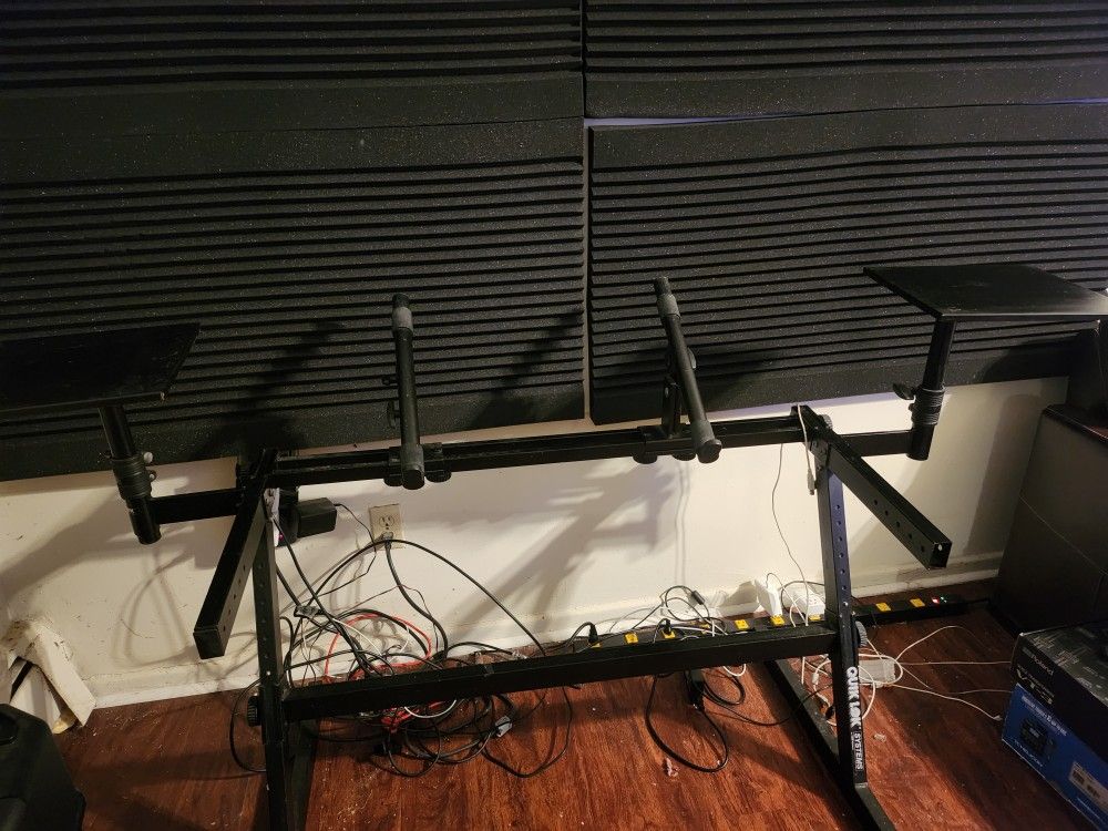Quik Lok 2 Tier Workstation Music Studio With Speaker Stand.