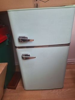 Insignia Retro Mini Fridge 3.1 Cu. Ft. Mint Green  w/ Freezer